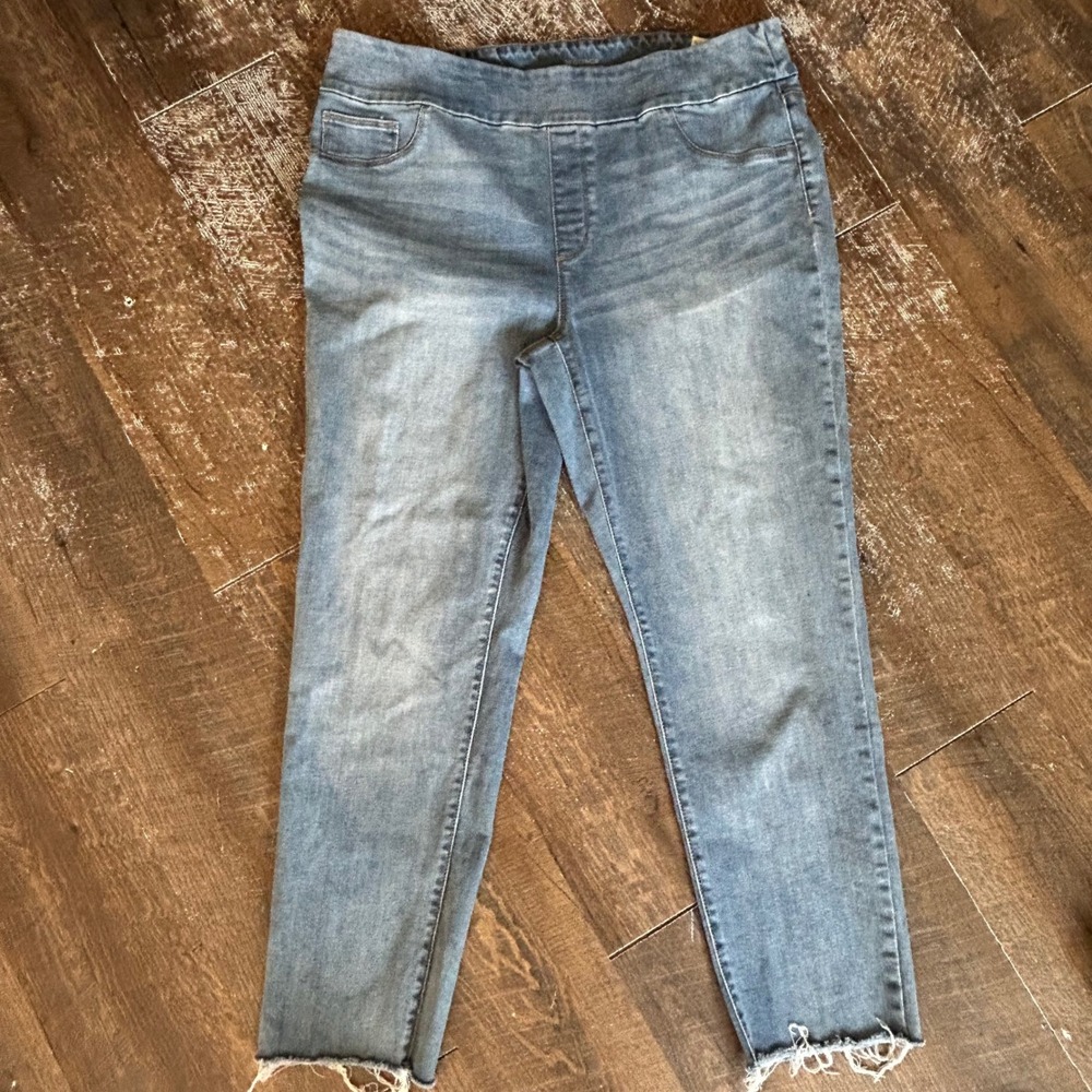 Chicos Light Wash Pull On Denim Jeggings Frayed Hem Size 2.5R US 14R - Picture 2 of 9